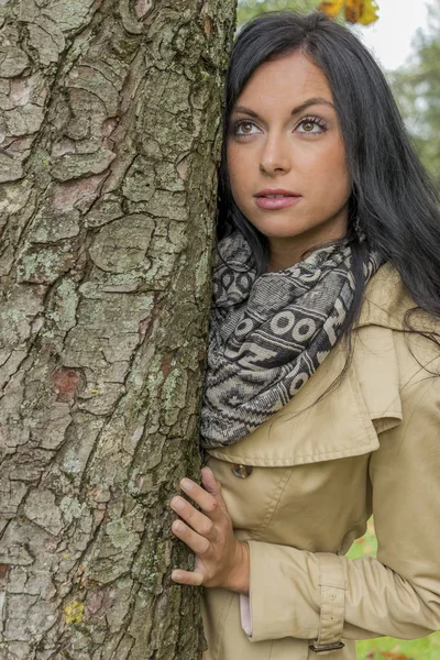 Mladá žena se stromem — Stock fotografie