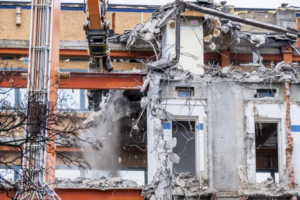 Demolición de un edificio de oficinas — Foto de Stock