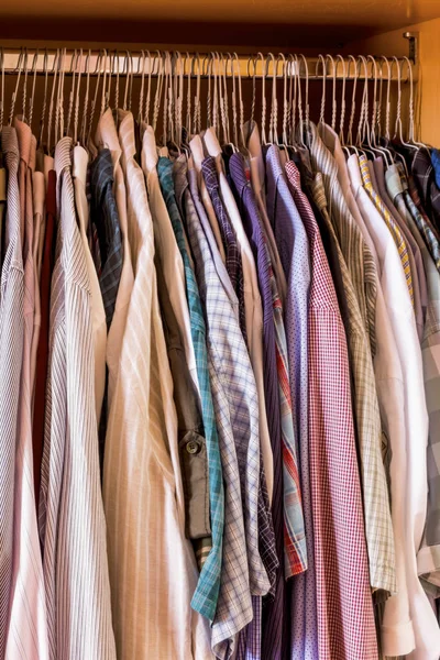 Caixa de quarto com camisas mens — Fotografia de Stock
