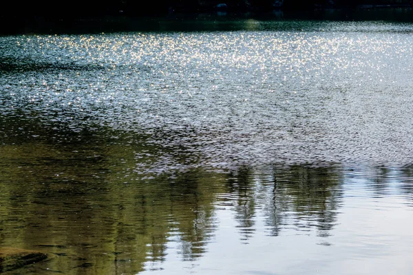 Wateroppervlak in de zon — Stockfoto