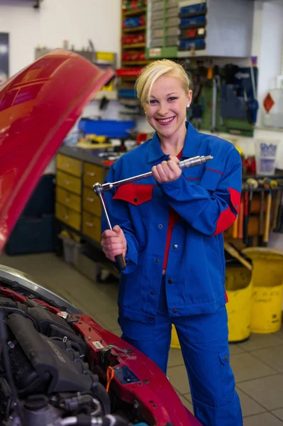 Žena jako mechanik v autoopravně — Stock fotografie