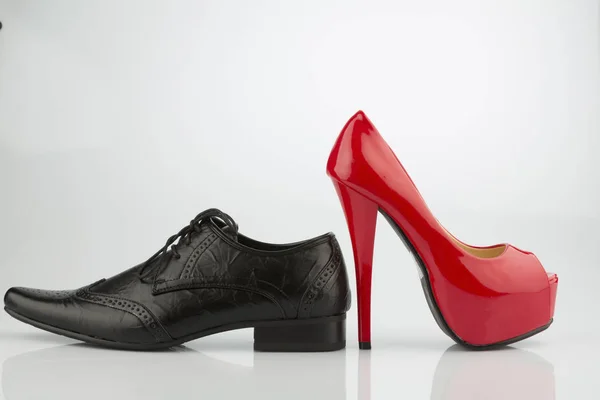 Piros magas sarkú cipő és a férfi cipő — Stock Fotó