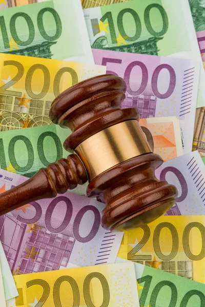 Juge gavel et billets en euros — Photo