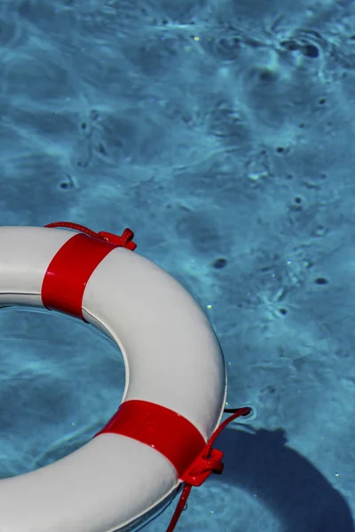 A medencében mentőgyűrűt — Stock Fotó