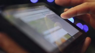 Adam el Noel'de tablet kullanma