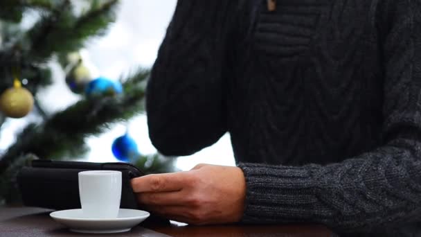Tasse mit heißem Kaffee auf grauem Tisch. Ich liebe mein Jobkonzept. Weihnachtsbeleuchtung Hintergrund — Stockvideo
