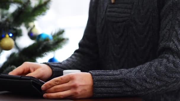 Taza con café caliente sobre mesa gris. Me encanta mi concepto de trabajo. Fondo luces de Navidad — Vídeos de Stock