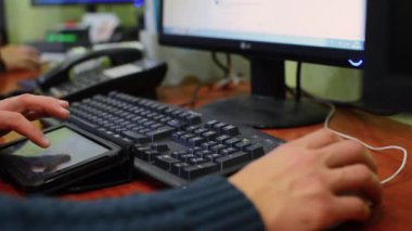 Adam tipik bir dizüstü bilgisayar klavye üzerinde eller