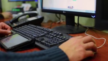 Adam tipik bir dizüstü bilgisayar klavye üzerinde eller