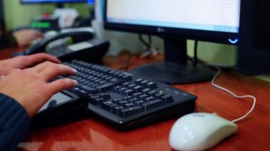 Adam tipik bir dizüstü bilgisayar klavye üzerinde eller