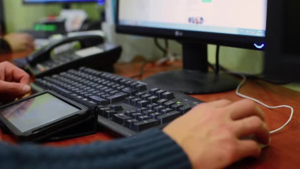 Мужские руки, печатающие на клавиатуре ноутбука — стоковое видео