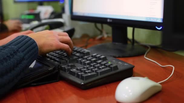 Hombre manos escribiendo en un teclado portátil — Vídeos de Stock