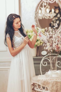 Beyaz kart tutan kadın