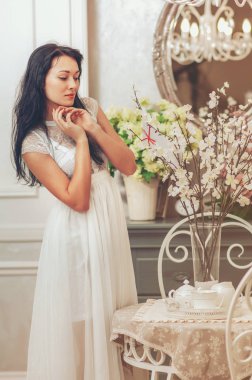 Beyaz kart tutan kadın