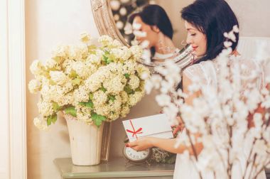 Beyaz kart tutan kadın