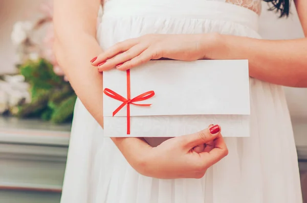 Carte cadeau - gros plan de la femme montrant la carte de signe . — Photo