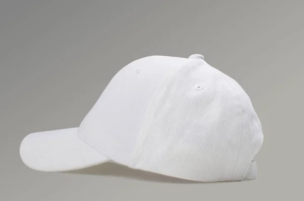 Hvid baseball cap på grå baggrund - Stock-foto