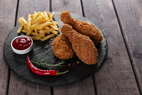 Impastata di pollo croccante gamba fritta salsa patatine fritte — Foto Stock