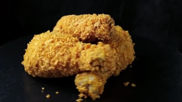 Gamba di pollo croccante impanata fritta — Video Stock