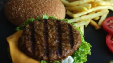 Sığır eti hamburger ızgara patates kızartması salatalık domates peynir turşusu