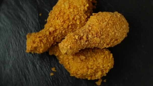 Pão crocante perna de frango frito — Vídeo de Stock