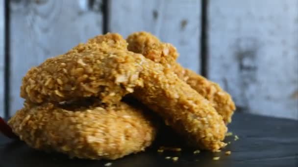 Pão crocante asa de frango pepitas molho frito — Vídeo de Stock