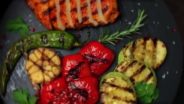 鶏の胸肉の切り身焼き野菜 — ストック動画