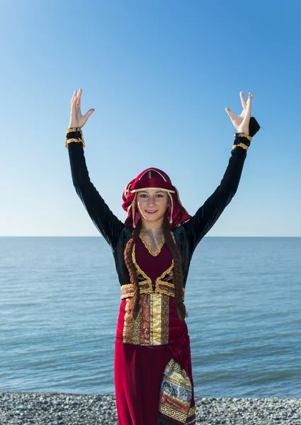 Mujer bailando georgiano nacional ropa mar al aire libre — Foto de Stock