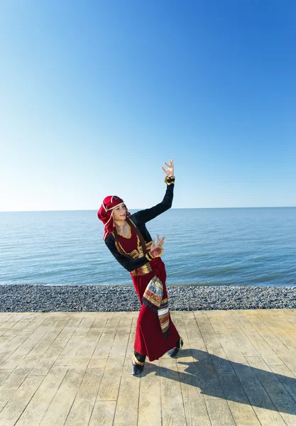 Mujer bailando georgiano nacional ropa mar al aire libre — Foto de Stock