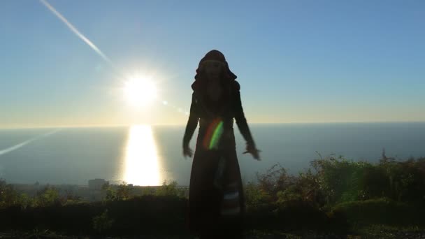 Vrouw dansen Georgische nationale kleren zonsondergang zee buiten — Stockvideo