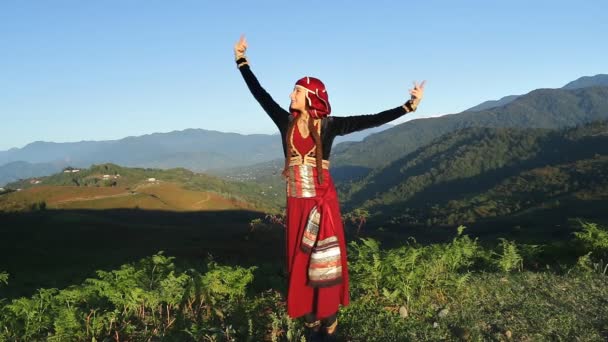 Femme danse géorgien national vêtements montagnes fille en plein air — Video