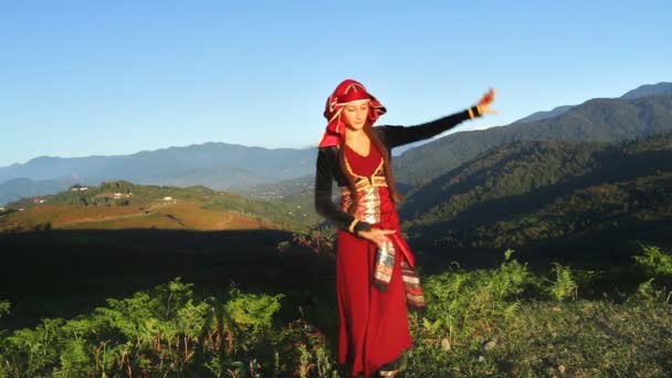 Nő táncoló grúz nemzeti ruhák hegyek lány a szabadban — Stock videók