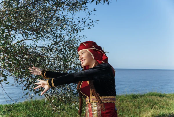 Joven mujer bailando georgiano nacional ropa mar al aire libre verano soleado — Foto de Stock