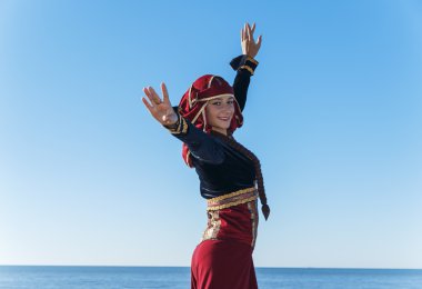 genç kadın Gürcü Ulusal giysileri deniz açık havada yaz güneşli dans