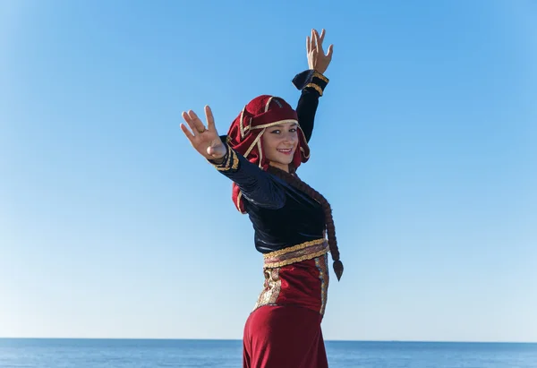 Молода жінка танцює грузинський національний одяг море на відкритому повітрі літо сонячно — стокове фото