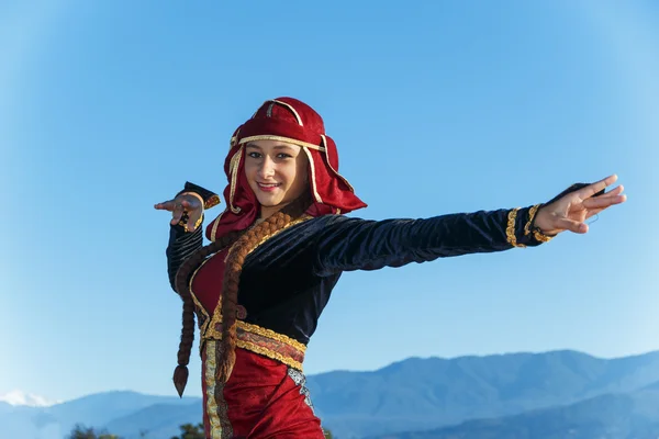 Jovem mulher dançando georgiano roupas nacionais montanhas ao ar livre verão ensolarado — Fotografia de Stock