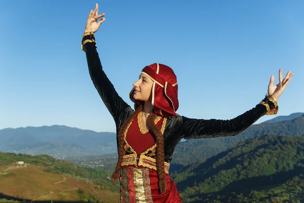 Joven mujer bailando georgiano nacional ropa montañas al aire libre verano soleado — Foto de Stock
