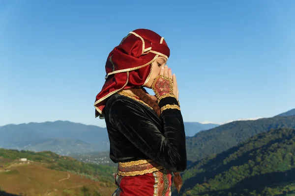 Joven mujer bailando georgiano nacional ropa montañas al aire libre verano soleado — Foto de Stock