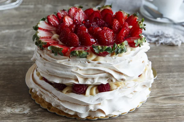Об'ємний торт з заварним кремом і полуничною малиною — стокове фото