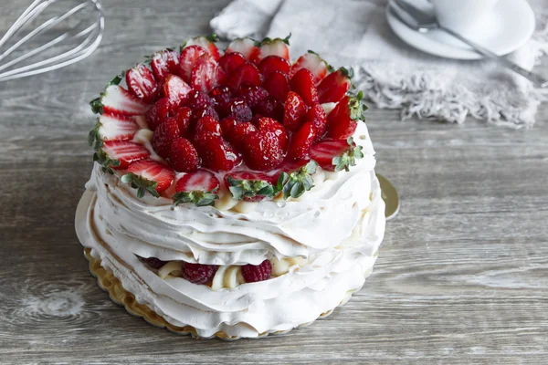 Meringue cake met banketbakkersroom en aardbeien frambozen — Stockfoto