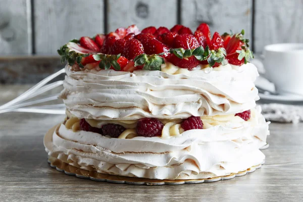 酥皮蛋糕配奶油和草莓树莓 — 图库照片