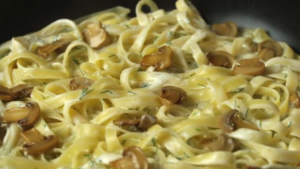 Pasta met kaas en gebakken champignons in witte saus — Stockvideo