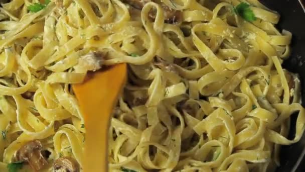 Pasta con queso y champiñones fritos en salsa blanca — Vídeo de stock