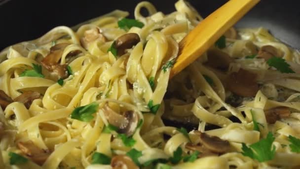 Pasta mit Käse und gebratenen Champignons in weißer Sauce — Stockvideo