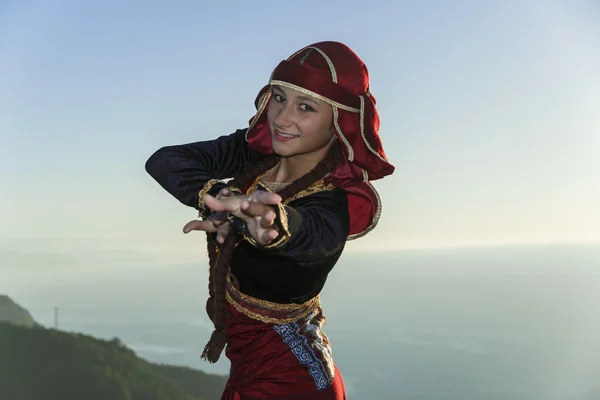 Νεαρή γυναίκα που χορεύει γεωργιανό εθνικό ρούχα βουνά σε εξωτερικούς χώρους το καλοκαίρι sunny — Φωτογραφία Αρχείου