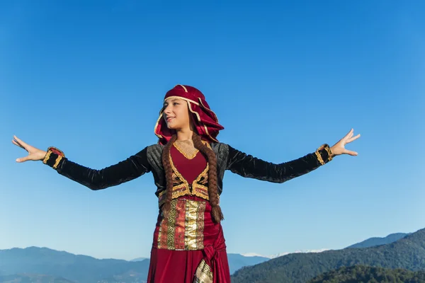 Giovane donna che balla georgiano vestiti nazionali montagne all'aperto estate soleggiato — Foto Stock