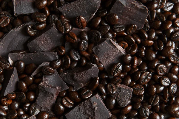 ブラック チョコレートのクローズ アップとコーヒー豆の焙煎 — ストック写真