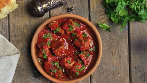 Carne em molho de tomate carne assada — Vídeo de Stock