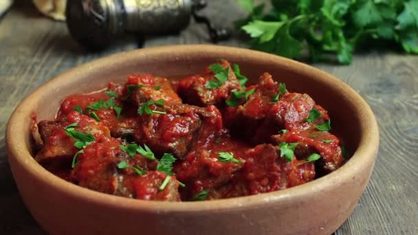 Carne en salsa de tomate carne asada — Vídeos de Stock