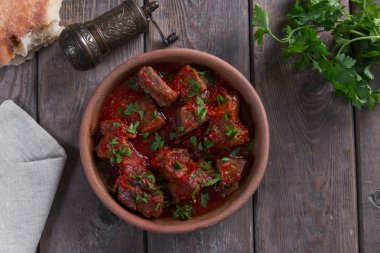domates sosu sığır eti kızartma bir kil kase içinde et